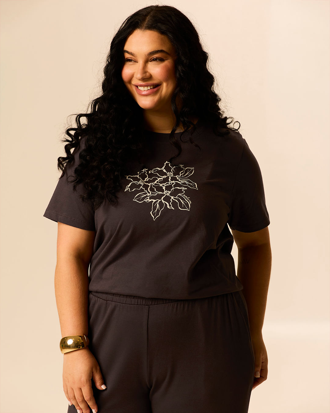 Camiseta Feminina Plus Size Estampa Frontal Colecionável Em Algodão