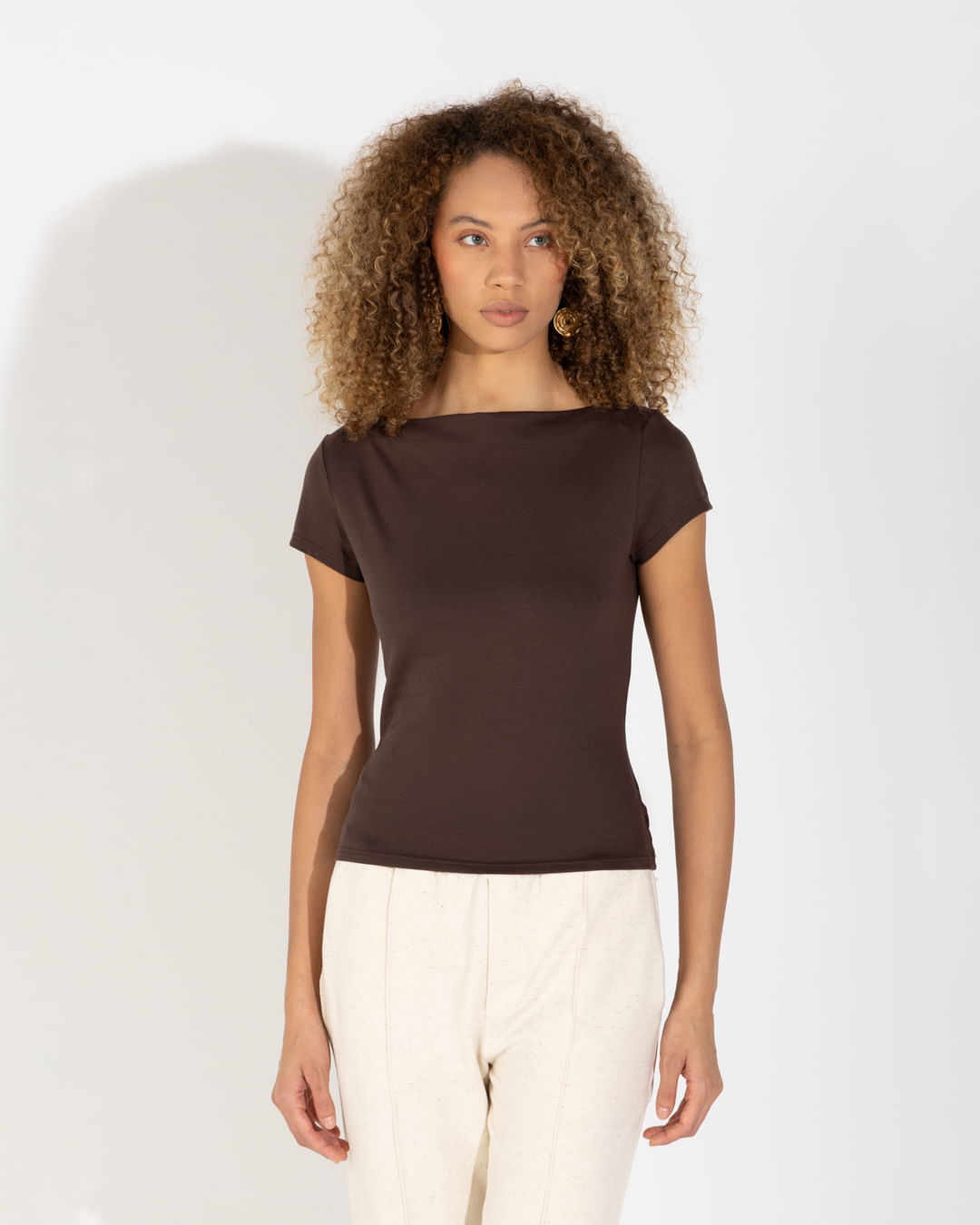 Camiseta Cotton Pima Decote Reto Feminina - Marrom - PP