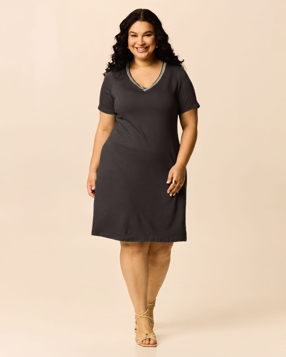 Vestido Feminino Plus Size Evasê Gola V Retilínea Em Moletinho De Viscose - Marrom - G4