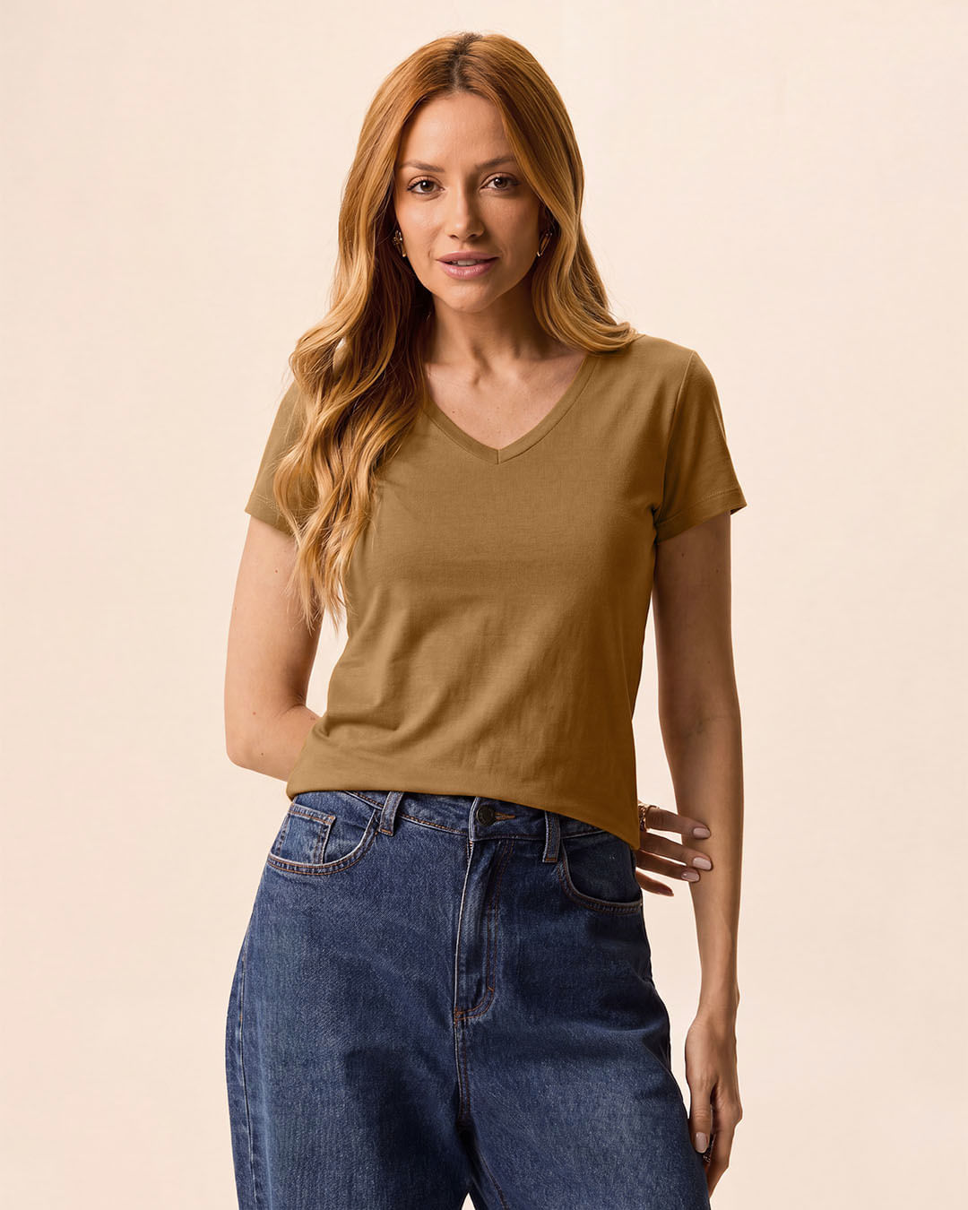 Blusa Básica Feminina Slim Decote V Manga Curta Em Viscose Stretch - Marrom - PP