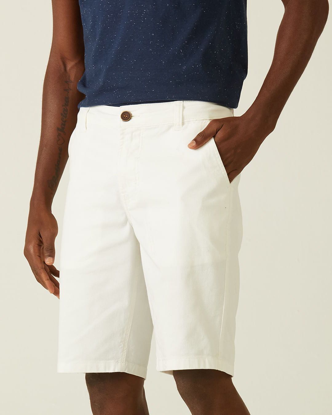 Bermuda Masculina Com Bolsos Em Sarja Com Elastano - Imagem 14