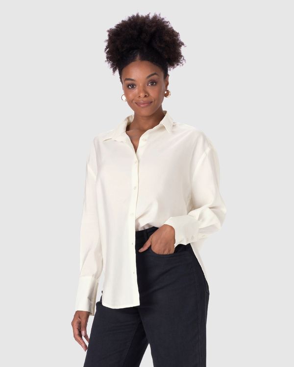 Camisa Feminina Barra Arredondada Em Tecido Acetinado Off White - GG
