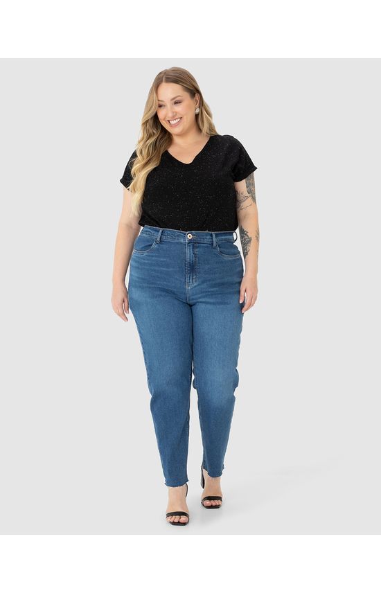 Calça Feminina Mom Plus Size Barra Desfiada Em Jeans Stretch