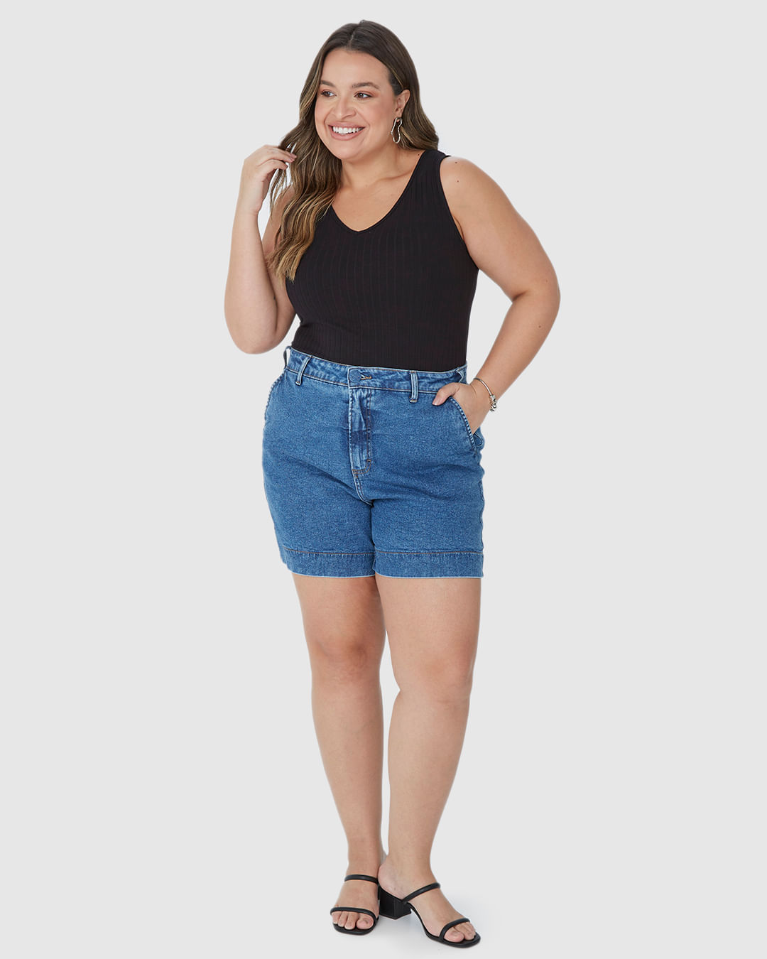 Bermuda Feminina Plus Size Mom Bolso Lateral Em Jeans Com Elastano - Imagem 26