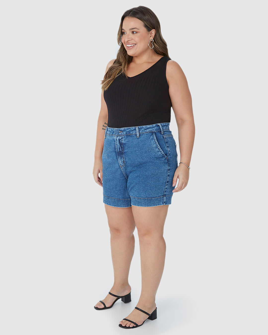 Bermuda Feminina Plus Size Mom Bolso Lateral Em Jeans Com Elastano - Imagem 17