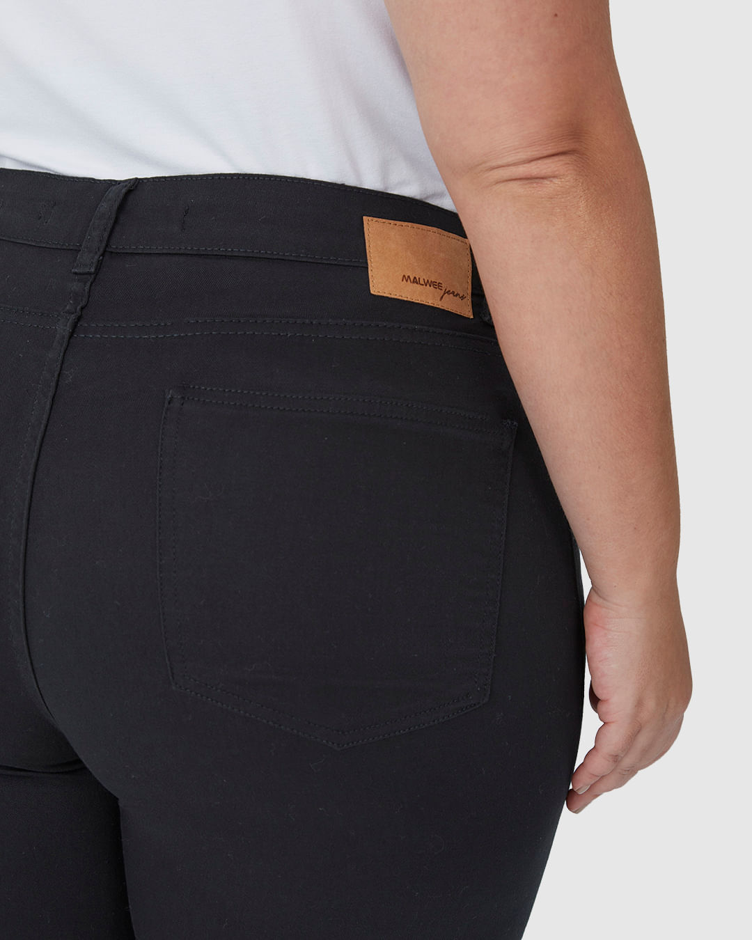 Bermuda Feminina Plus Size Comfort Cintura Média Em Sarja Com Elastano - Imagem 8