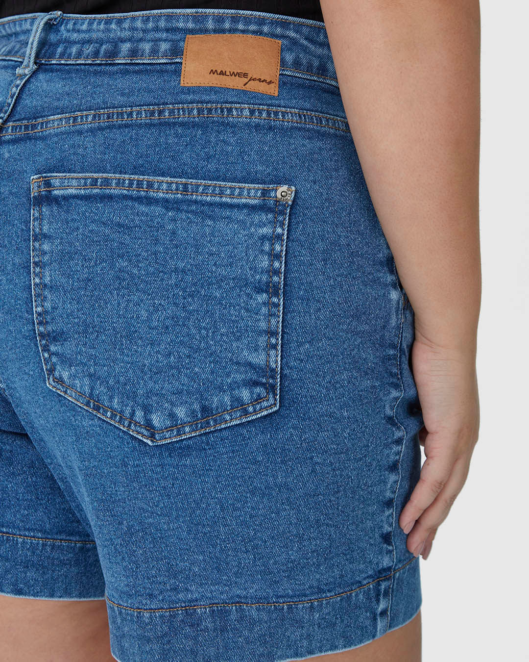 Bermuda Feminina Plus Size Mom Bolso Lateral Em Jeans Com Elastano - Imagem 23