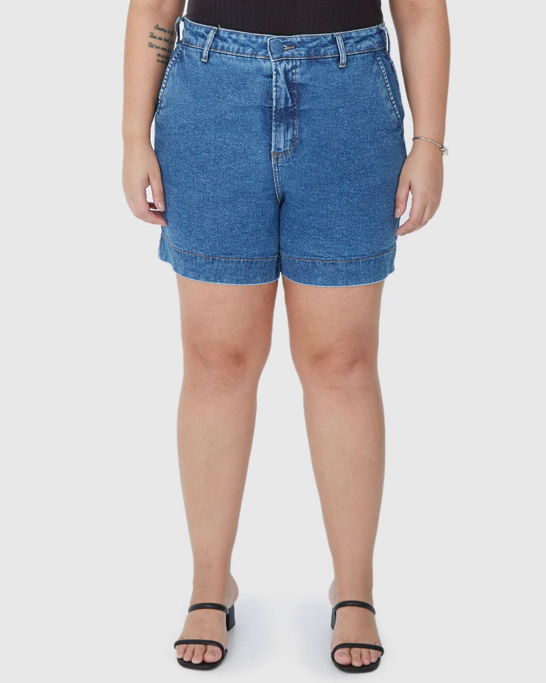 Bermuda Feminina Plus Size Mom Bolso Lateral Em Jeans Com Elastano - Imagem 9