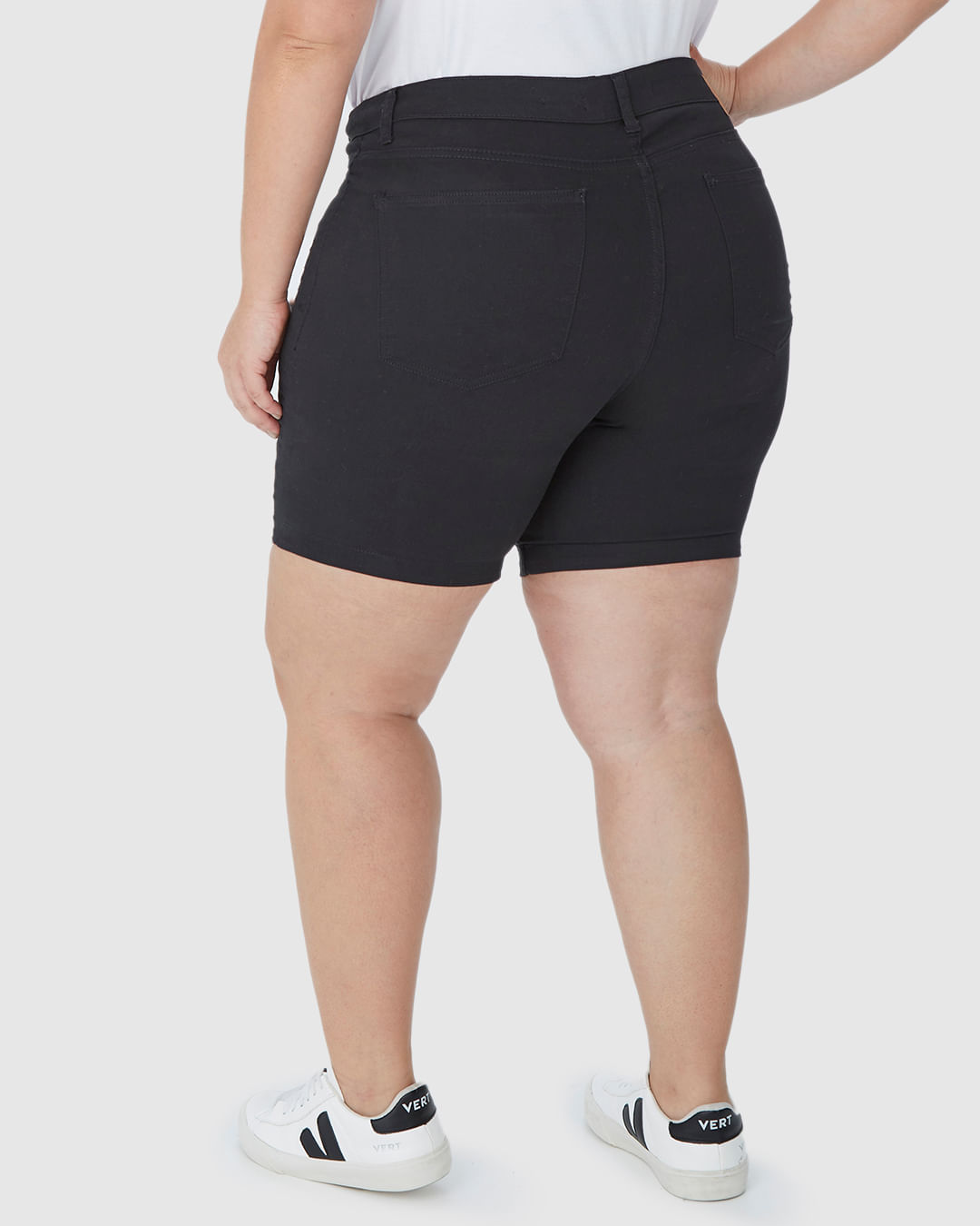 Bermuda Feminina Plus Size Comfort Cintura Média Em Sarja Com Elastano - Imagem 15