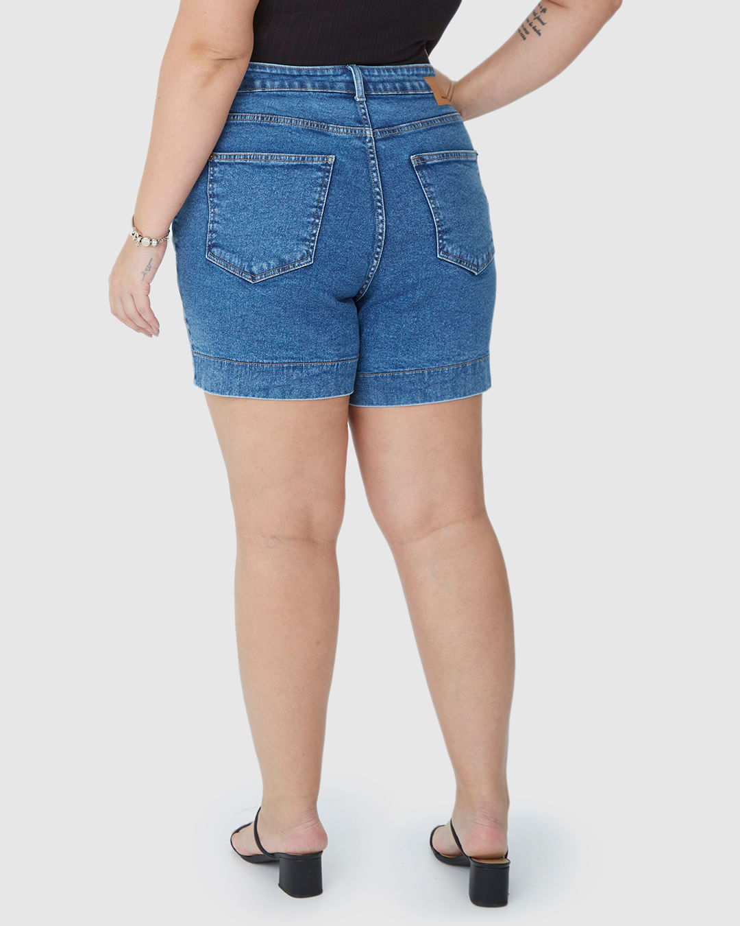 Bermuda Feminina Plus Size Mom Bolso Lateral Em Jeans Com Elastano - Imagem 20