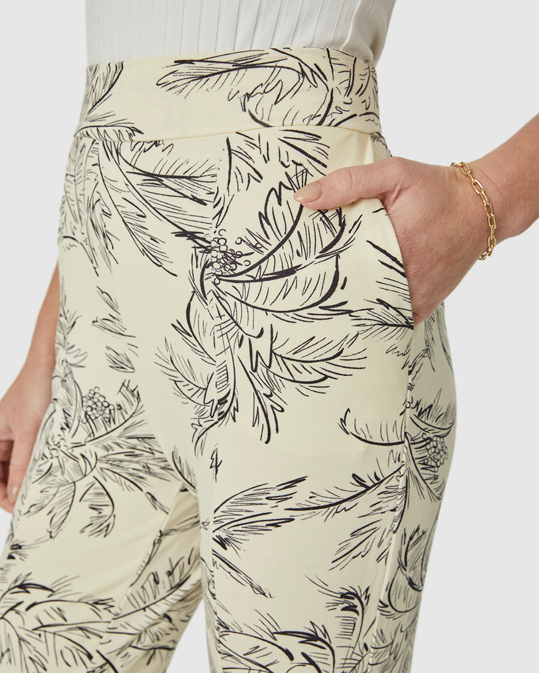 Calça Cigarrete Feminina Bolso Lateral Em Moletinho De Viscose - Imagem 3