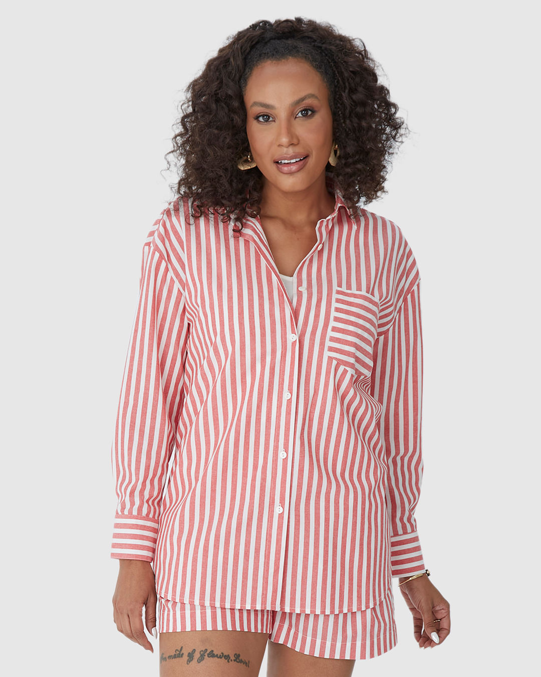 Camisa Ampla Feminina Listrada Bolso Frontal Em Algodão - Imagem 6