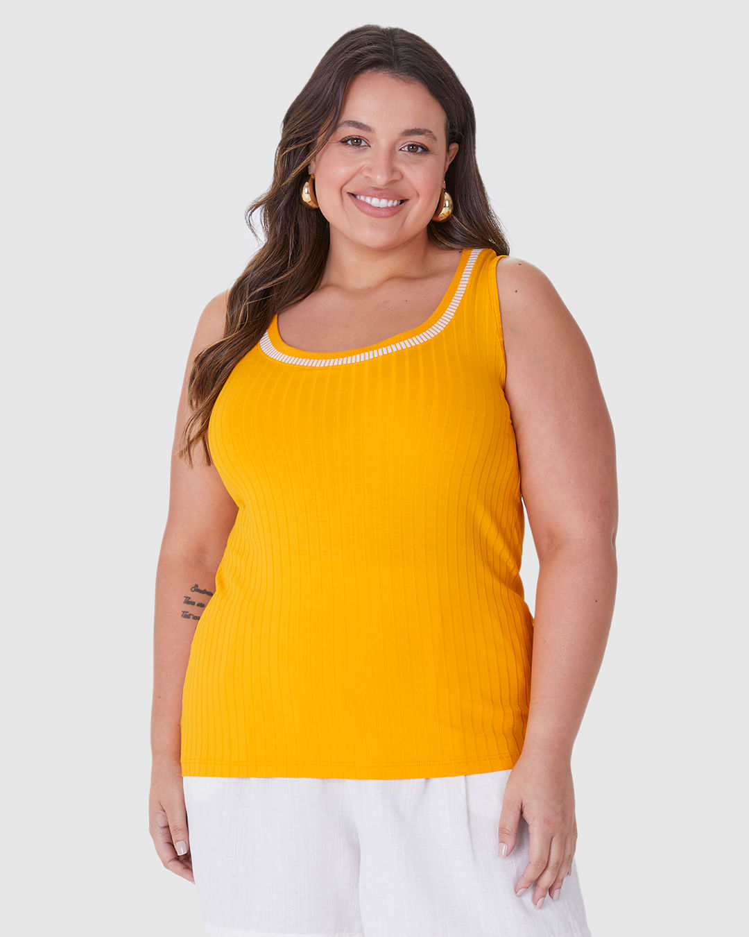Regata Básica Feminina Plus Size Decote Retilínea Em Malha Viscose Canelada - Imagem 11