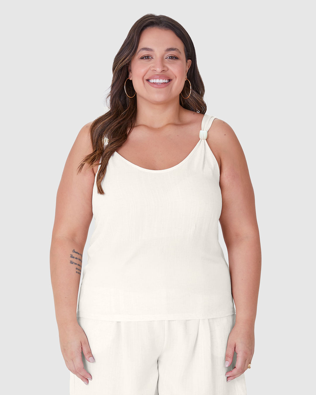Regata Feminina Plus Size Alça Com Ornamento Em Viscolinho Texturizado - Imagem 6