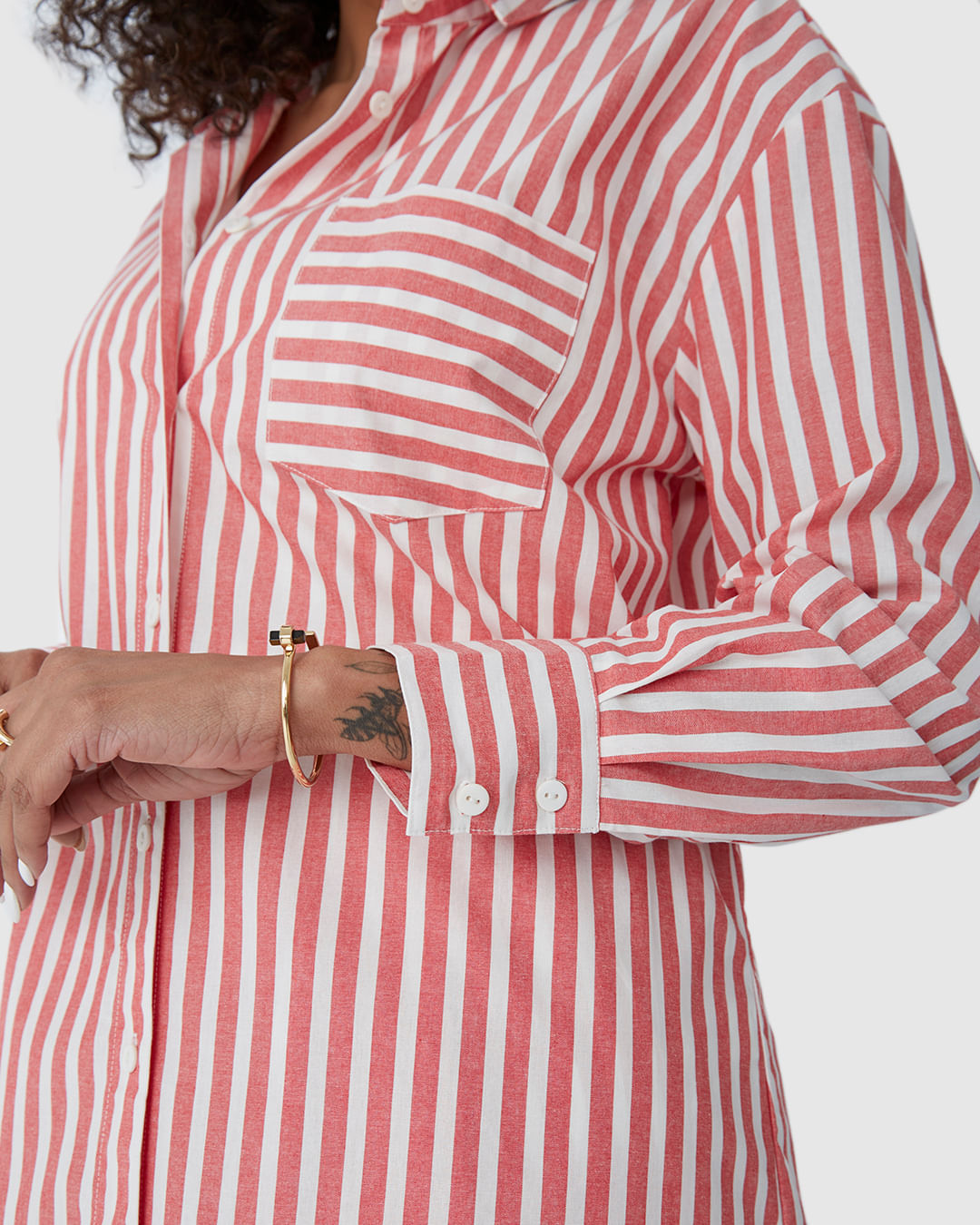 Camisa Ampla Feminina Listrada Bolso Frontal Em Algodão - Imagem 3