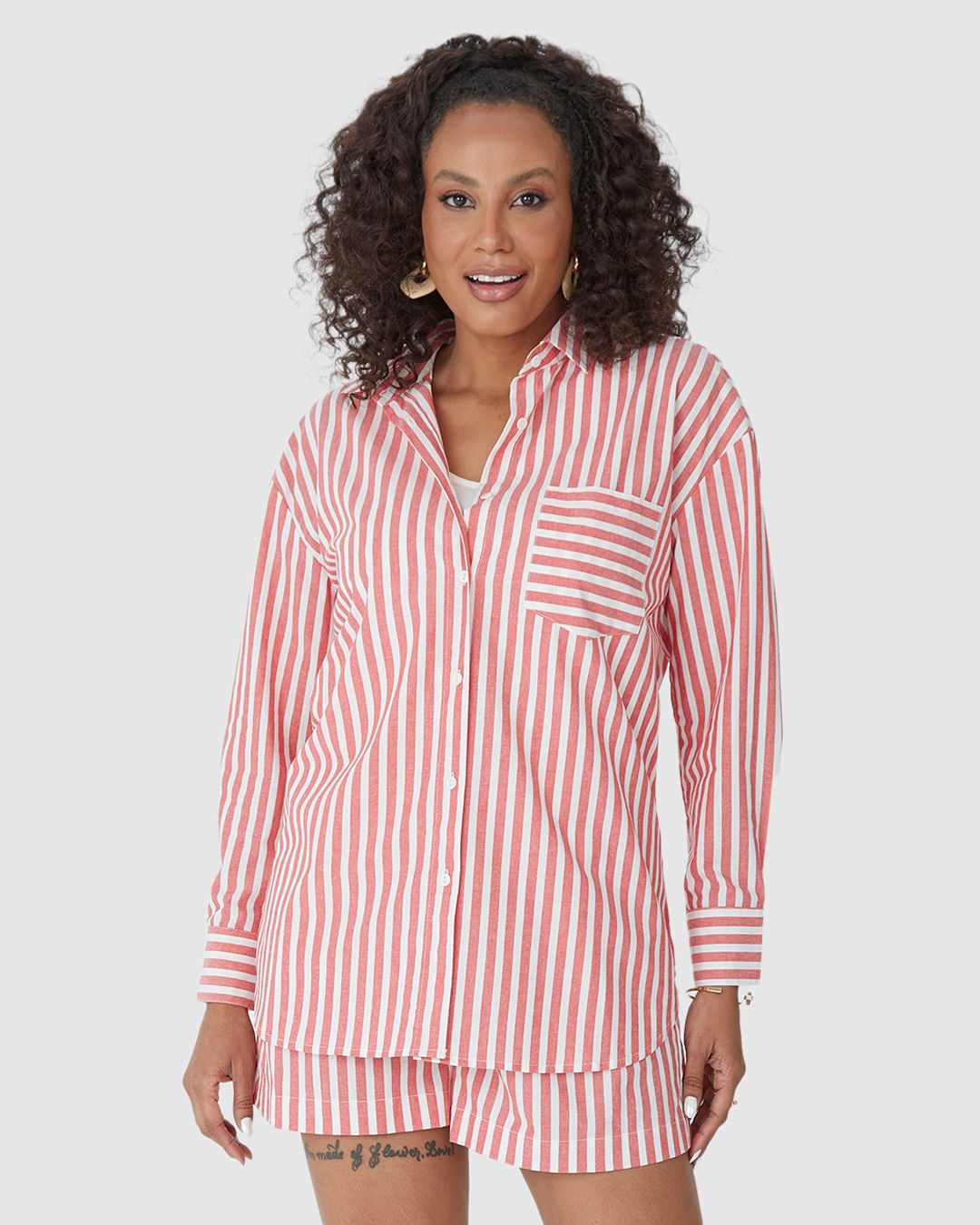 Camisa Ampla Feminina Listrada Bolso Frontal Em Algodão - Imagem 4