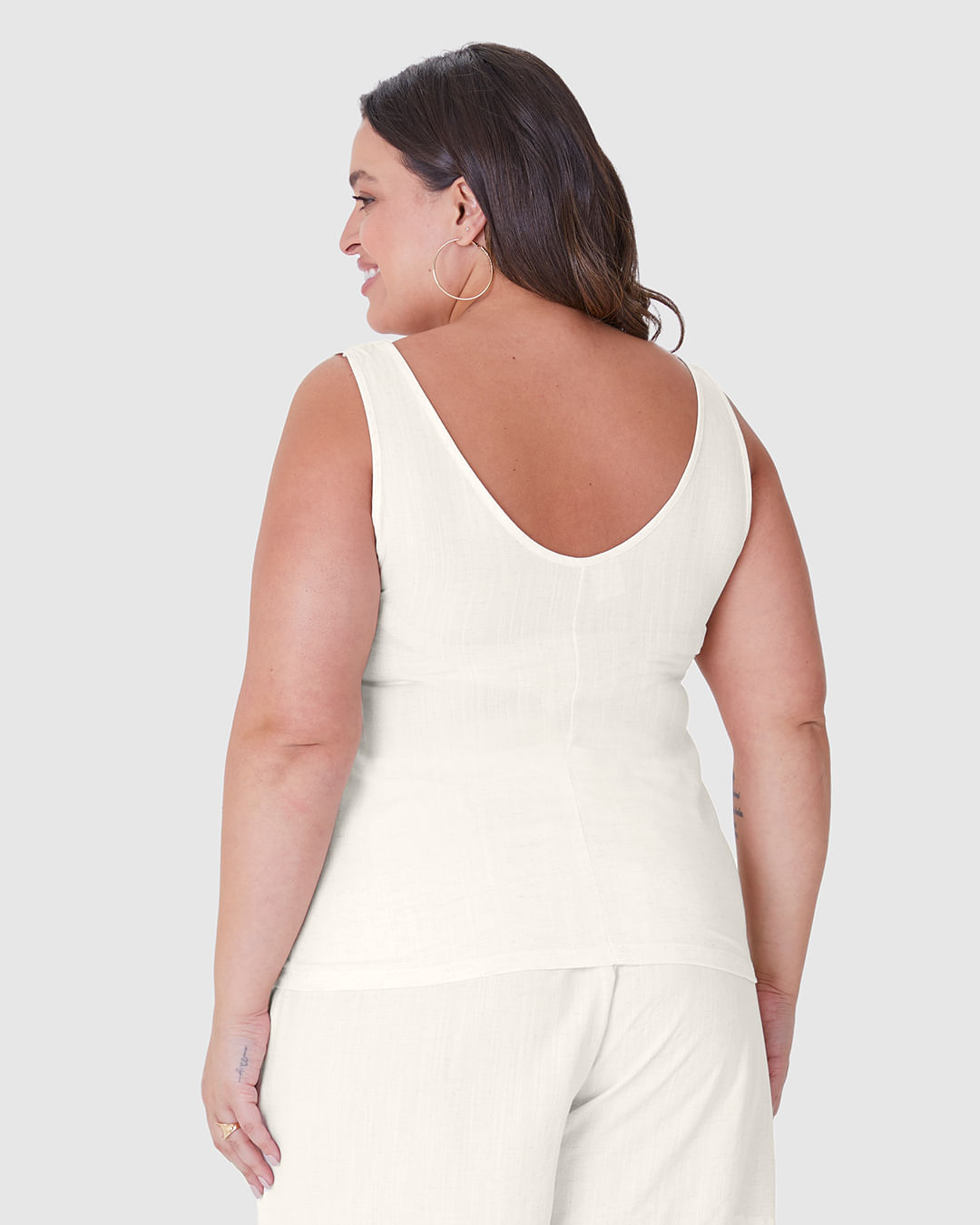 Regata Feminina Plus Size Alça Com Ornamento Em Viscolinho Texturizado - Imagem 15