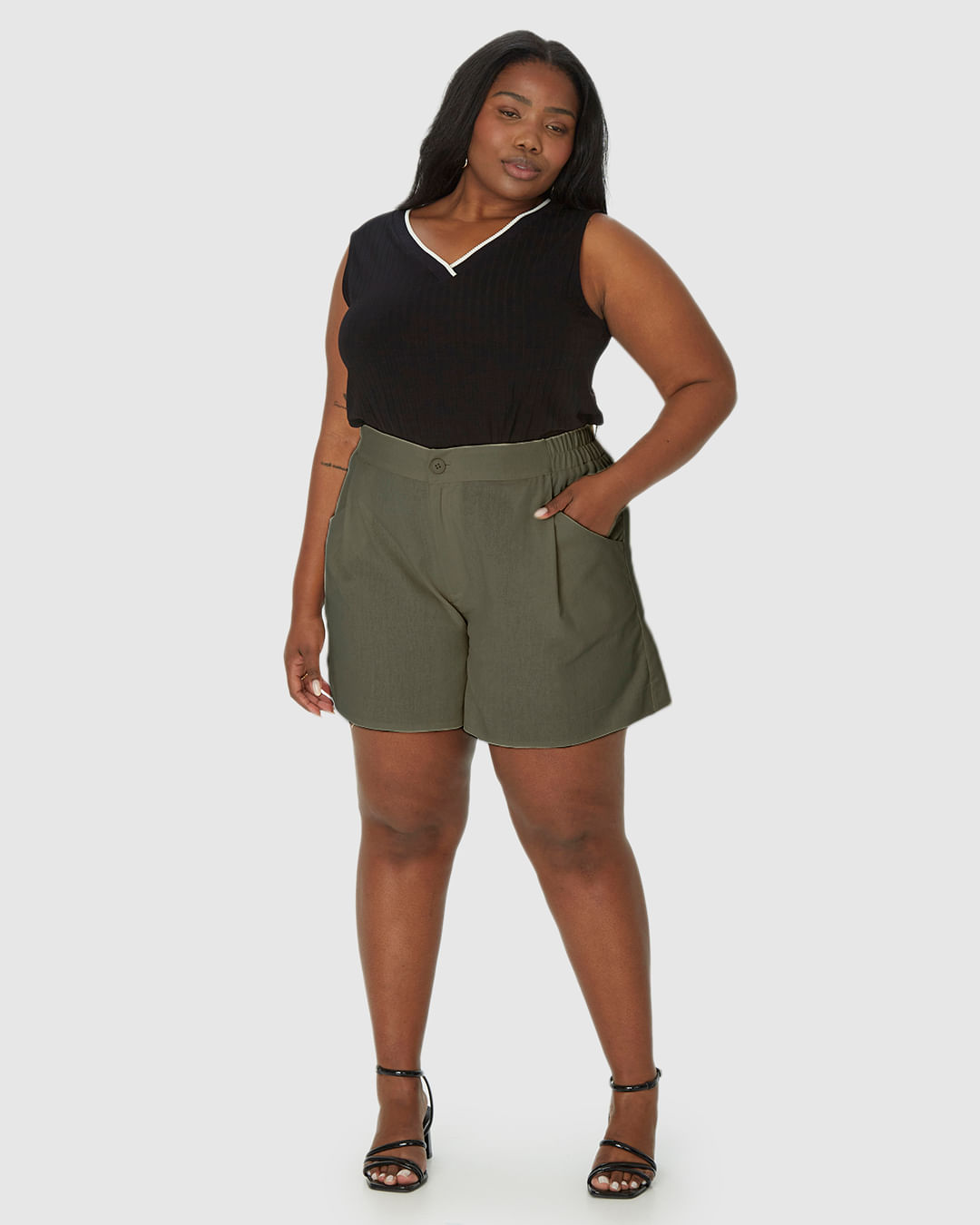 Bermuda Feminina Plus Size Reta Em Viscolinho - Imagem 11