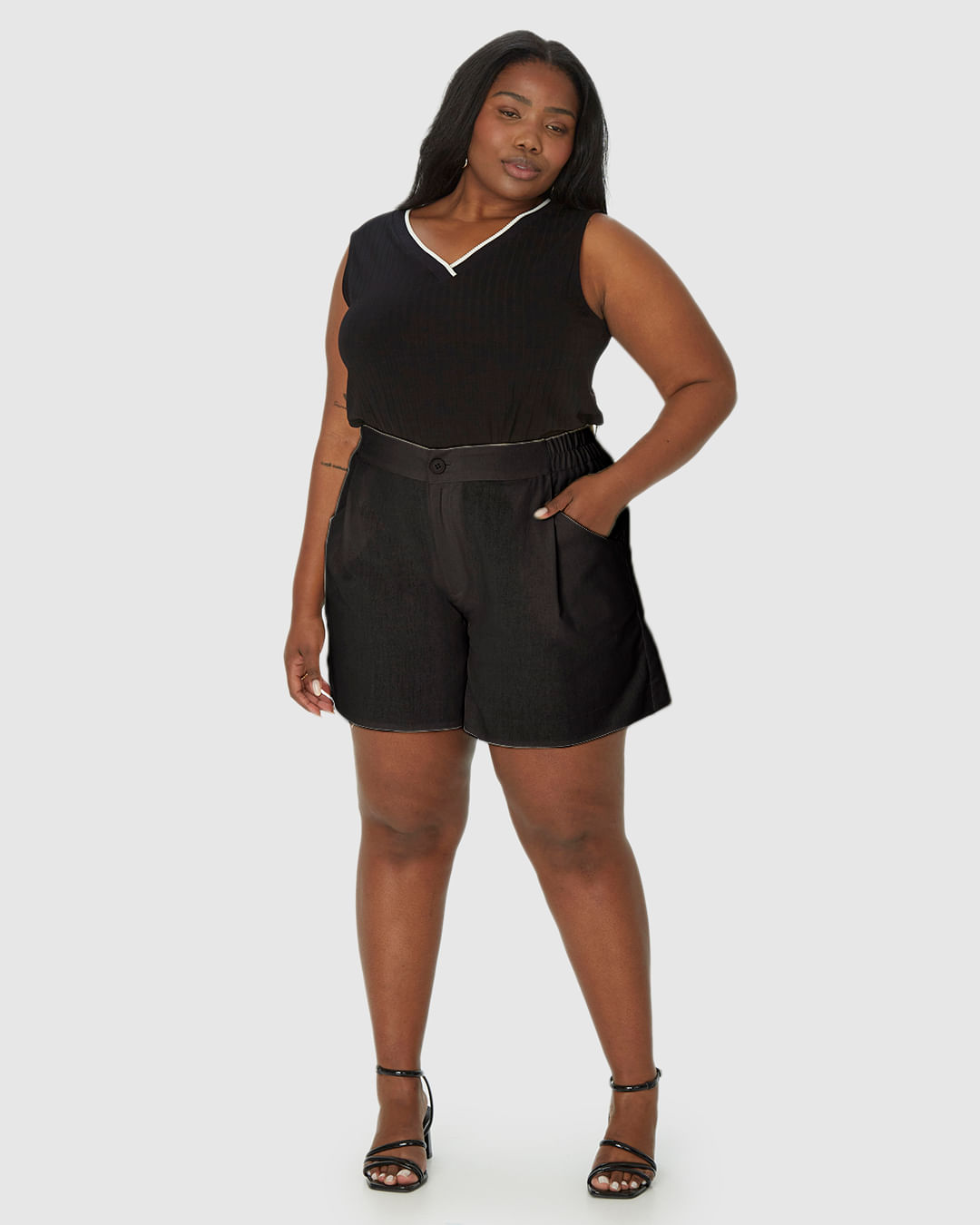 Bermuda Feminina Plus Size Reta Em Viscolinho - Imagem 6
