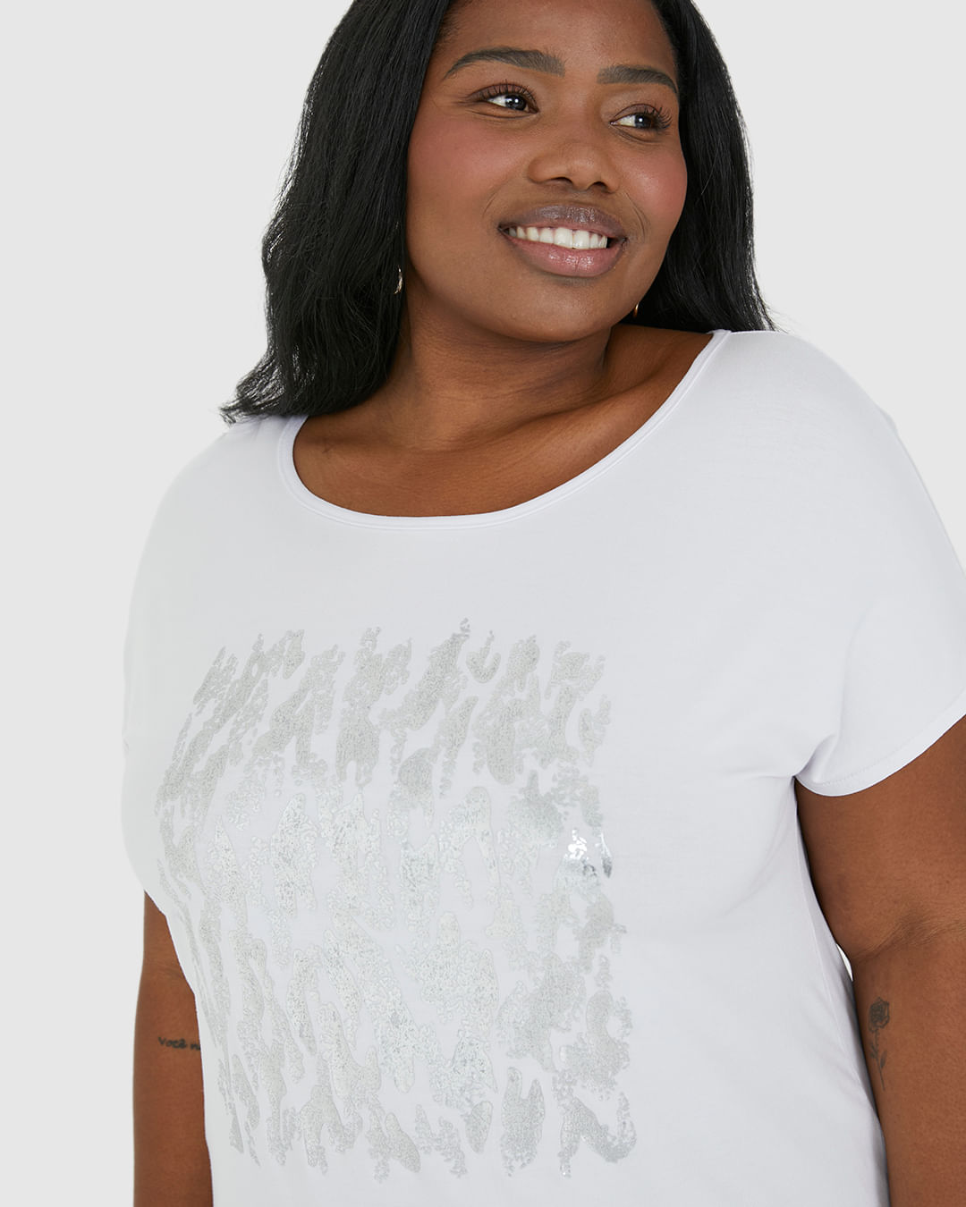 Camiseta Feminina Plus Size Estampa Metalizada Em Viscose Stretch - Imagem 8