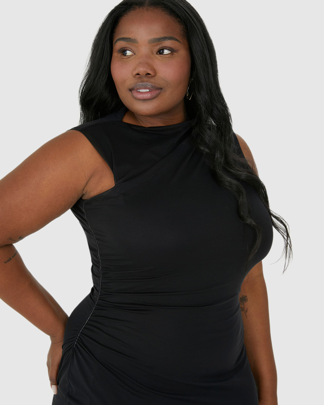 Vestido Midi Feminino Plus Size Detalhe Franzido Em Tule Stretch - Imagem 3