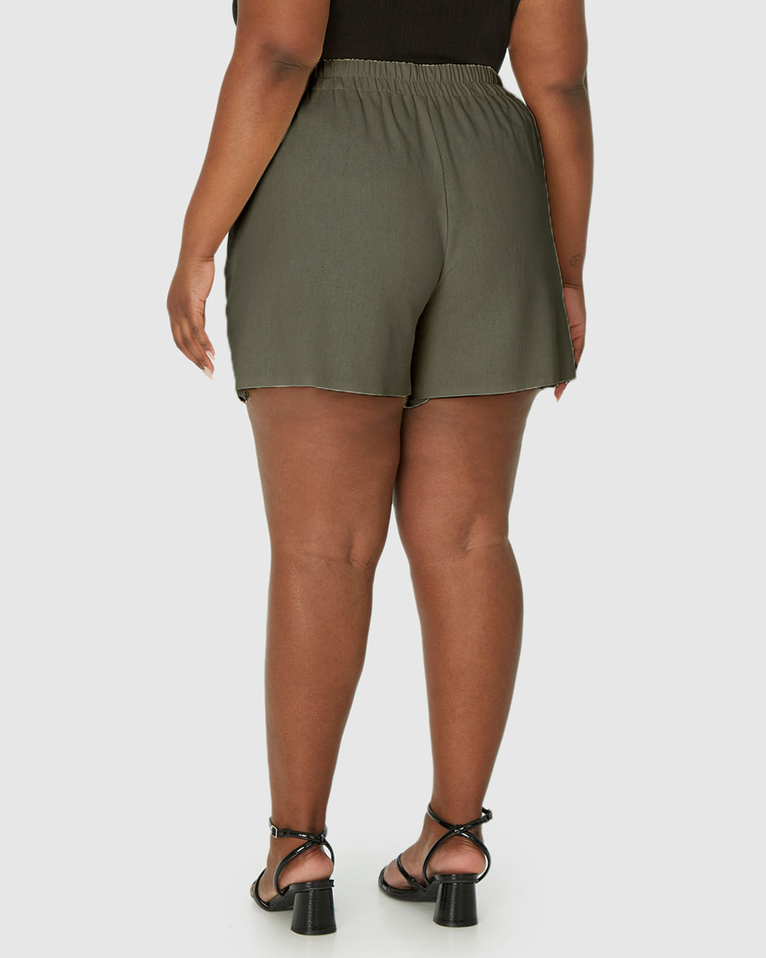 Bermuda Feminina Plus Size Reta Em Viscolinho - Imagem 10