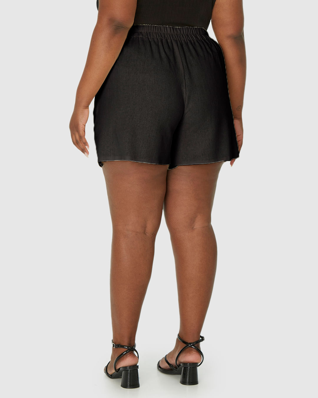 Bermuda Feminina Plus Size Reta Em Viscolinho - Imagem 10