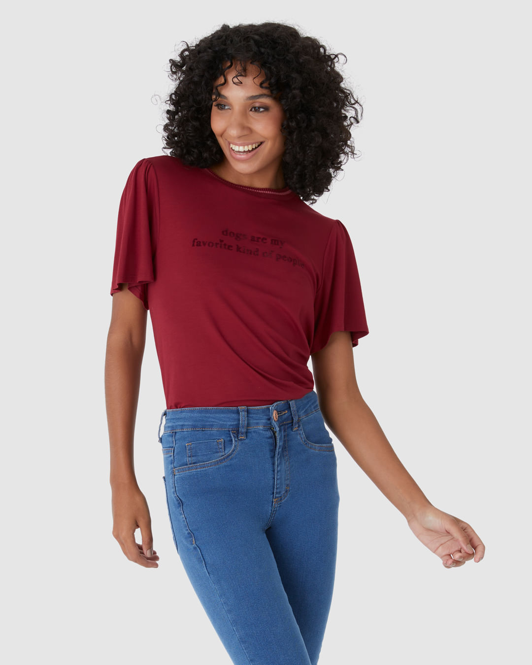Camiseta Feminina Gola Retilínea Estampa Lettering Dogs em Viscose Stretch