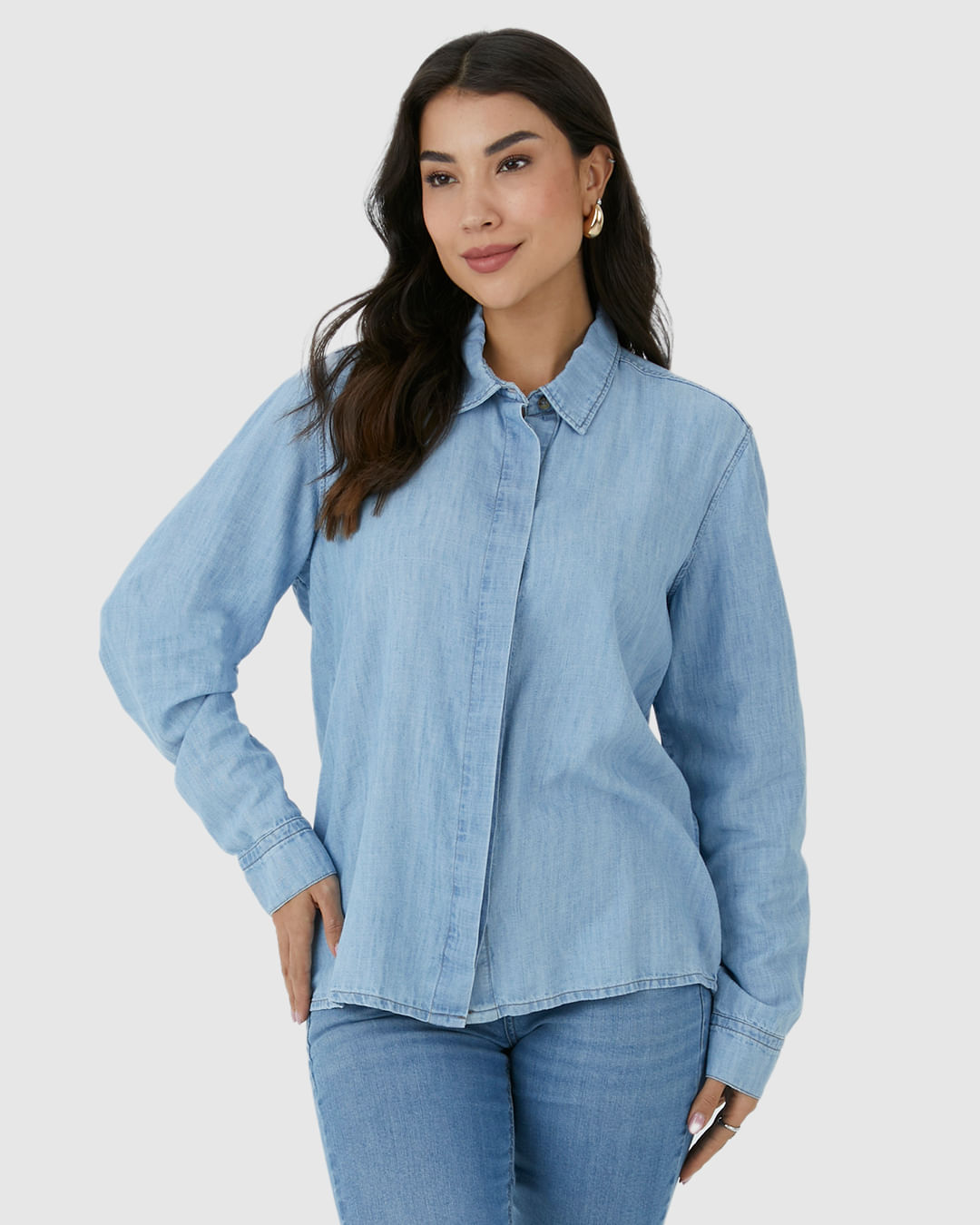 Camisa Feminina Tradicional Abertura Botões Internos Em Jeans Leve - Imagem 11