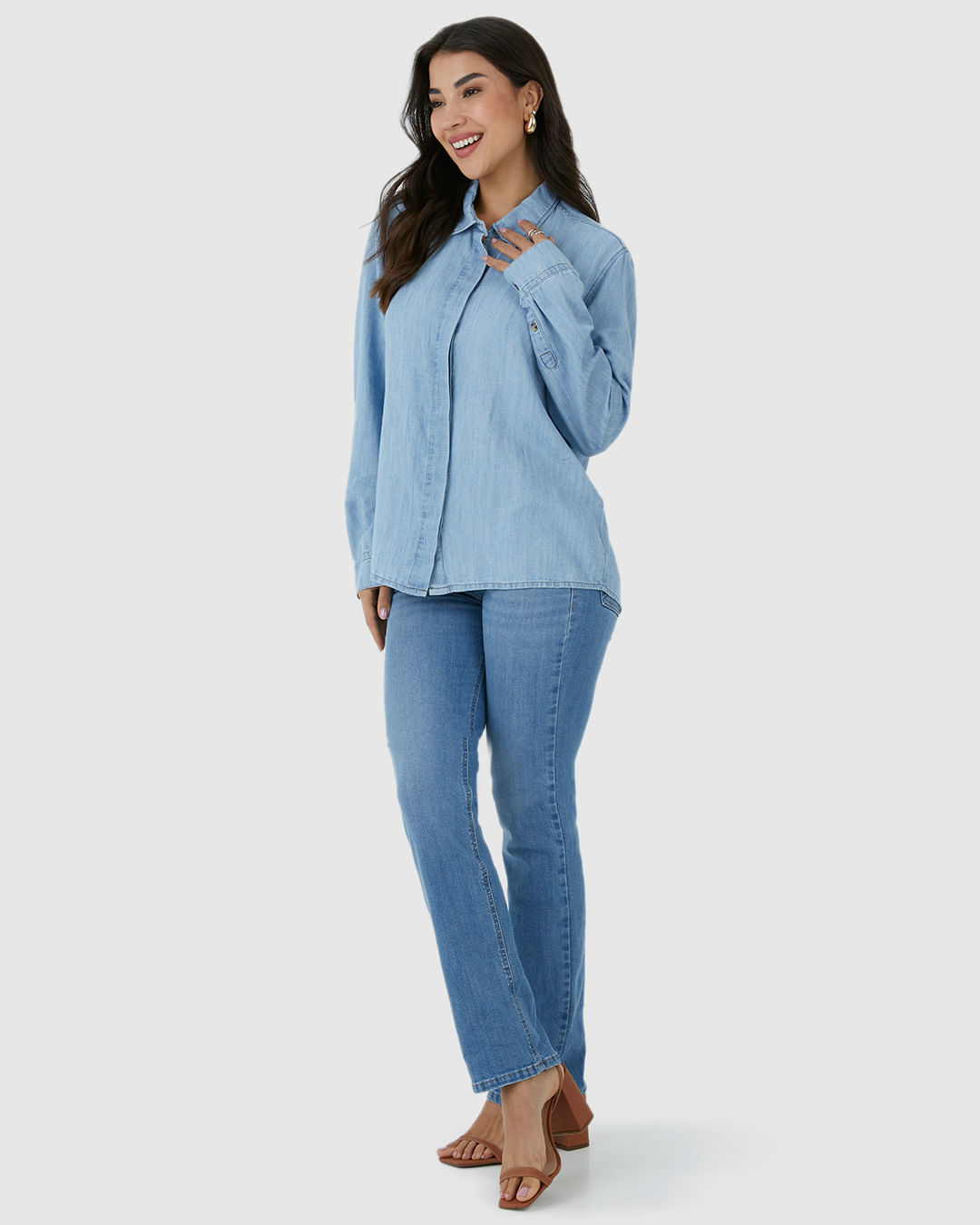 Camisa Feminina Tradicional Abertura Botões Internos Em Jeans Leve - Imagem 17