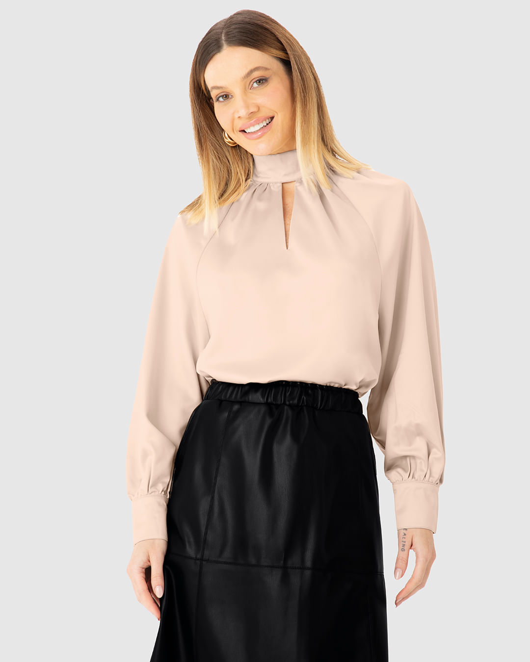 Blusa Feminina Decote com Recorte e Gola em Cetim - ENFIM