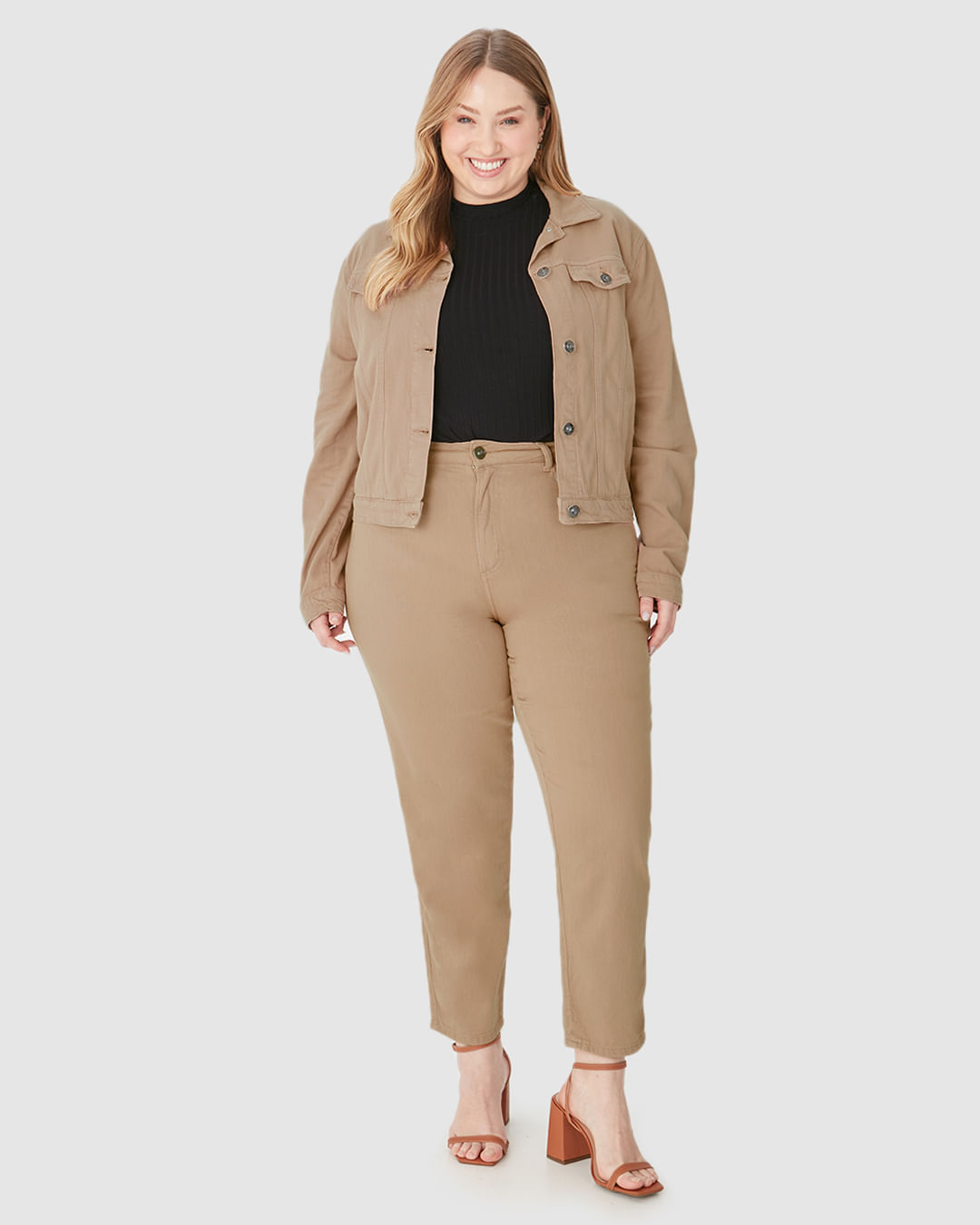 Calça Feminina Plus Size Mom Bolso Funcional Em Sarja Com Elastano