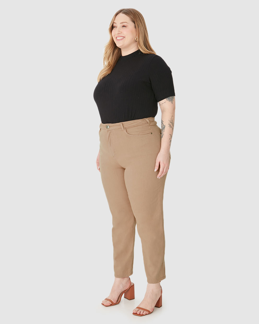 Calça Feminina Plus Size Mom Bolso Funcional Em Sarja Com Elastano - Imagem 27