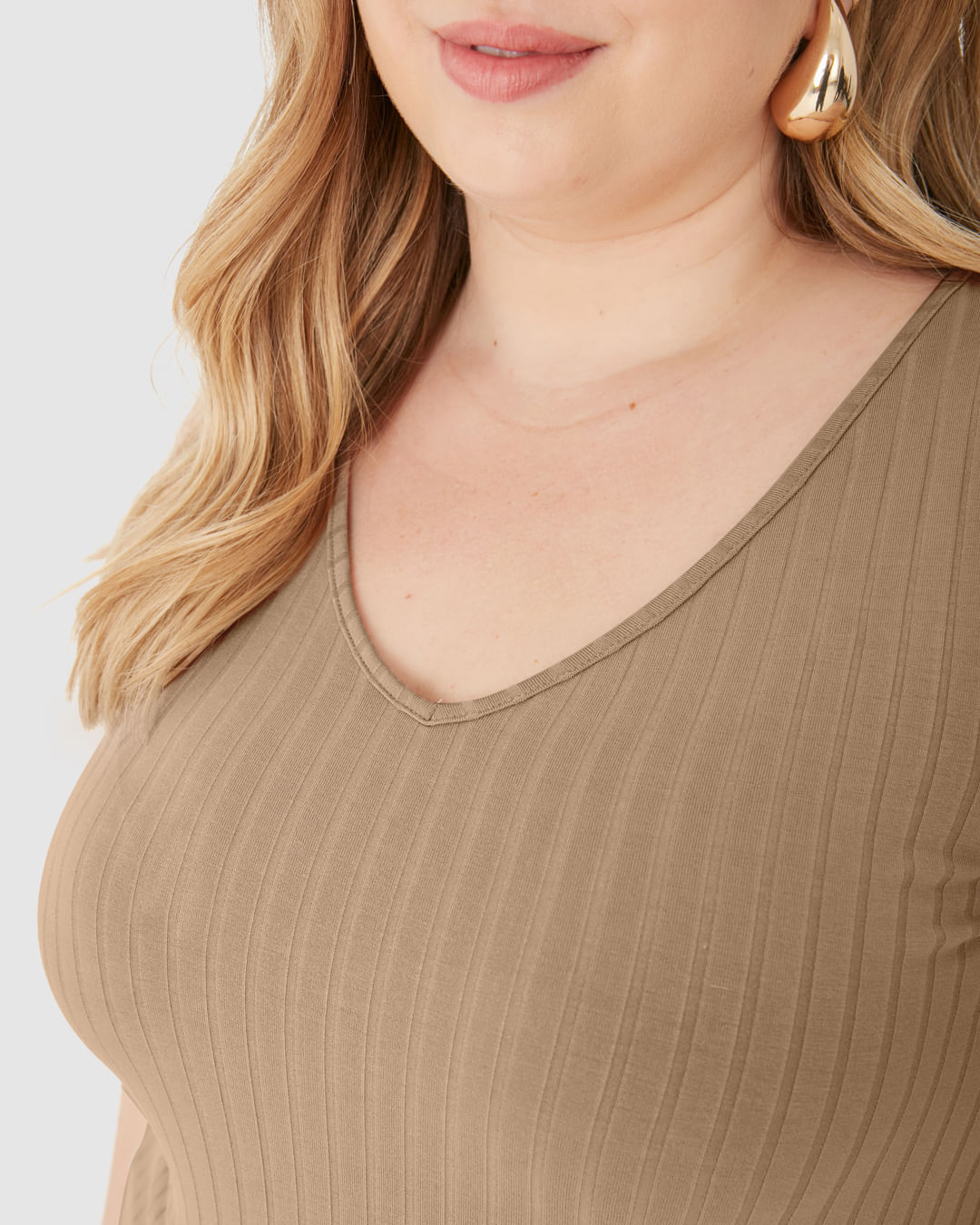 Regata Básica Feminina Plus Size Decote V Em Canelado De Viscose - Imagem 13