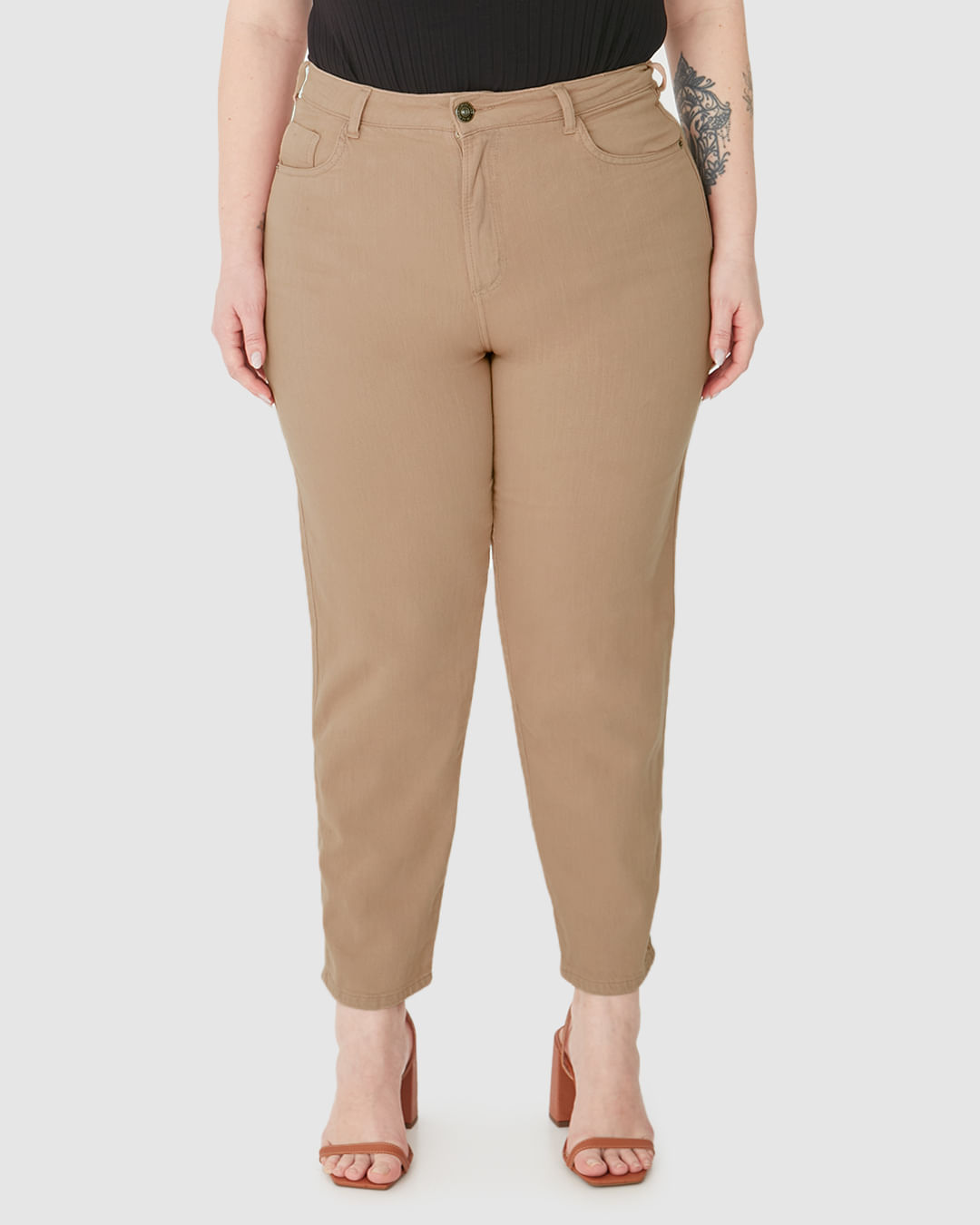 Calça Feminina Plus Size Mom Bolso Funcional Em Sarja Com Elastano - Imagem 9