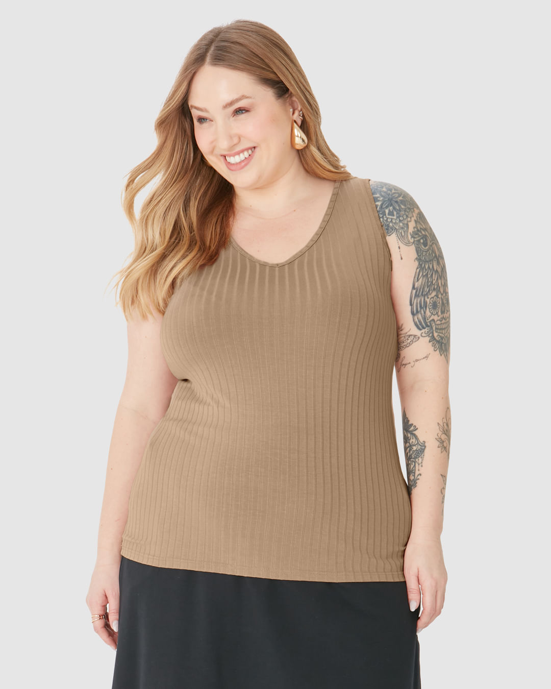 Regata Básica Feminina Plus Size Decote V Em Canelado De Viscose - Imagem 19