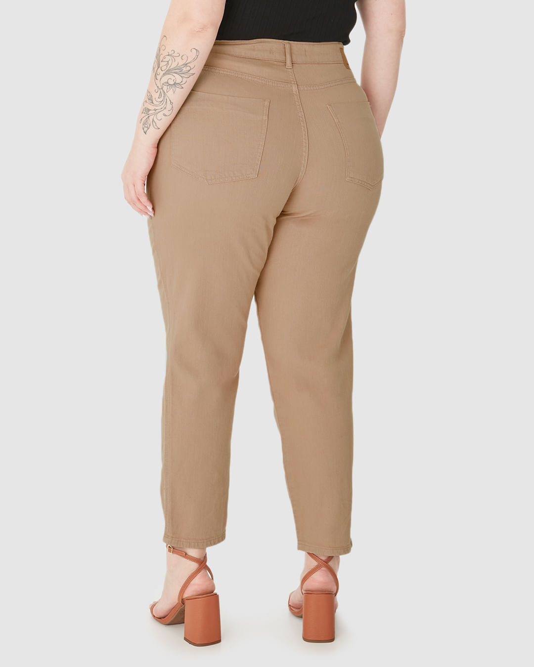 Calça Feminina Plus Size Mom Bolso Funcional Em Sarja Com Elastano - Imagem 20