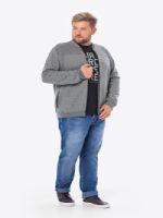 Homem veste jaqueta cinza matelassê de moda plus size da Malwee