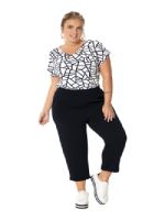 Mulher veste look plus size preto e branco com blusa e calça Malwee