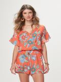 Mulher veste macacão feminino curto estampado na cor laranja