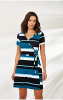Mulher veste modelo de roupa feminina online em branco, preto e azul.