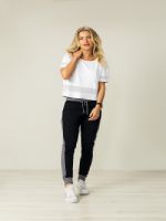 Mulher veste roupas para ginástica com calça, camiseta e tênis