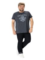 Homem veste roupas plus size masculinas da Malwee