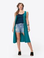 Mulher veste vestido canelado midi na cor azul sobre short jeans e regata