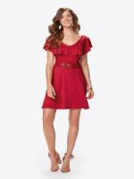 Mulher veste vestido evasê vermelho com babados